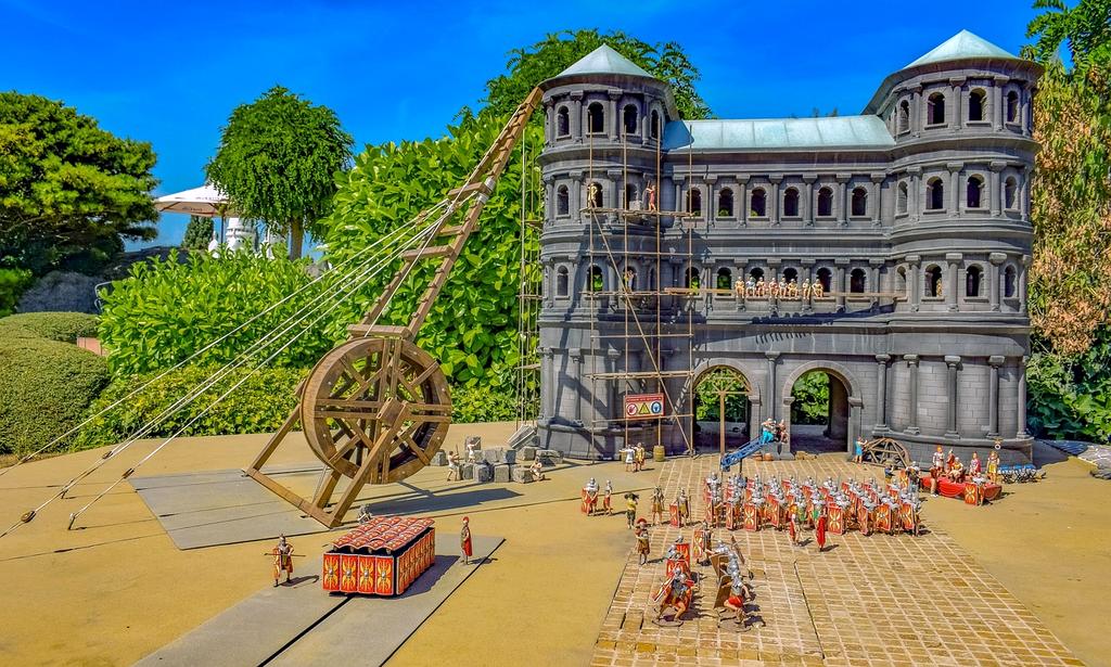 Instruktor tłumaczący technikę tworzenia świec