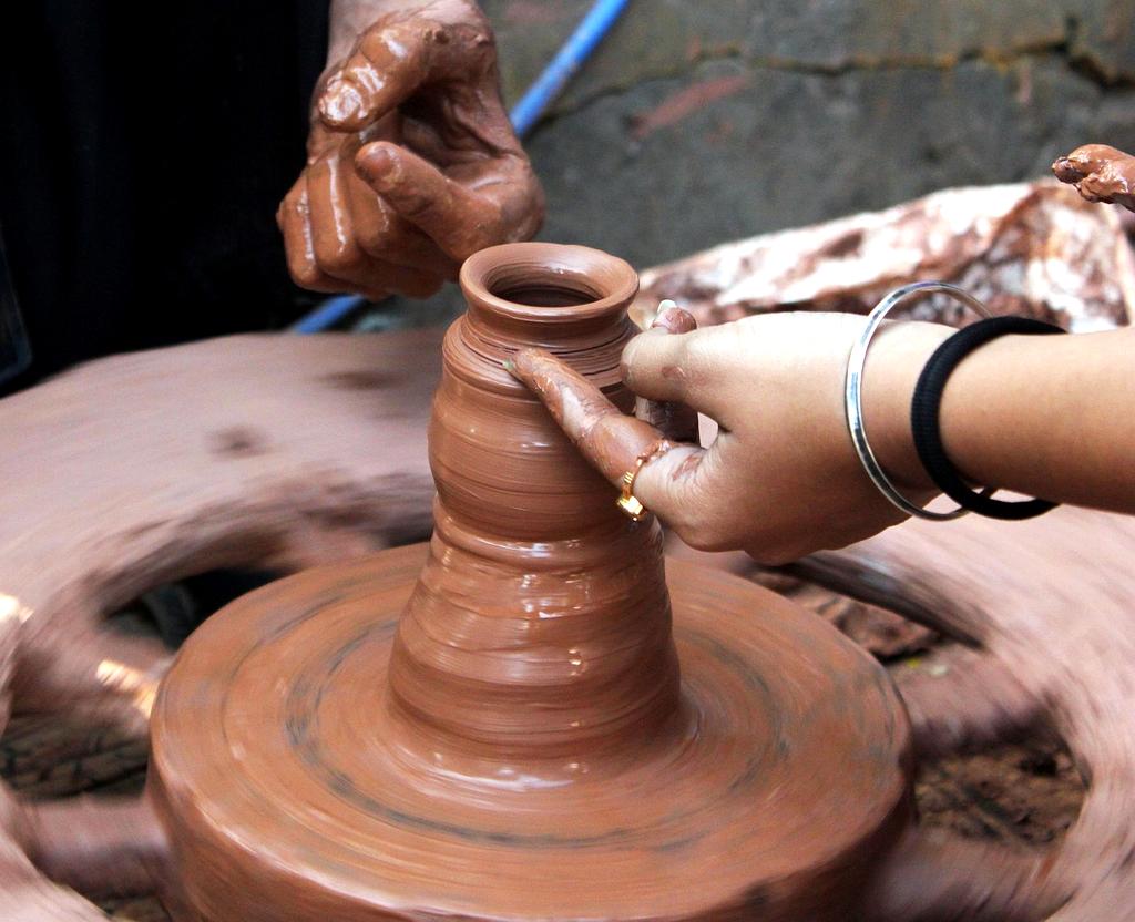 Biuro kontaktowe kycylyu z osobą obsługującą klienta