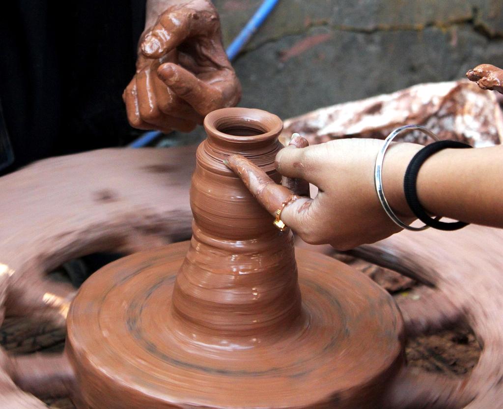 Dekoracyjna świeca lawendowa z delikatnymi zdobieniami